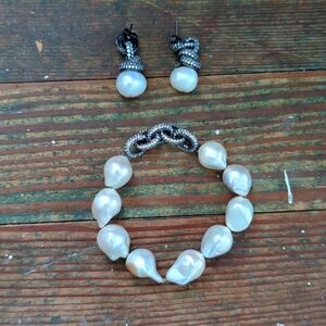 Freshwater pearl bracelet and matching earrings